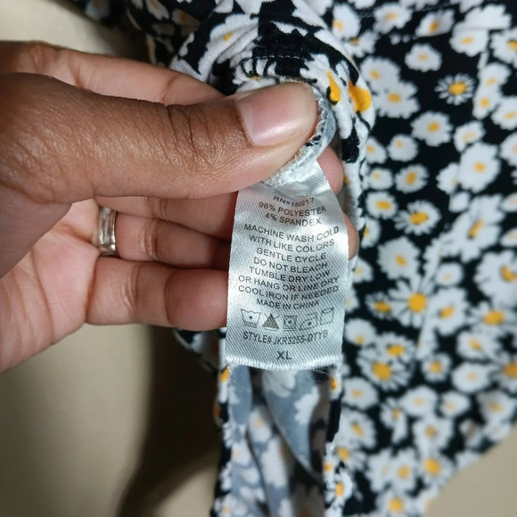 Vibe Daisy print bodysuit. Off the shoulders. Size XL - Picture 6 of 6